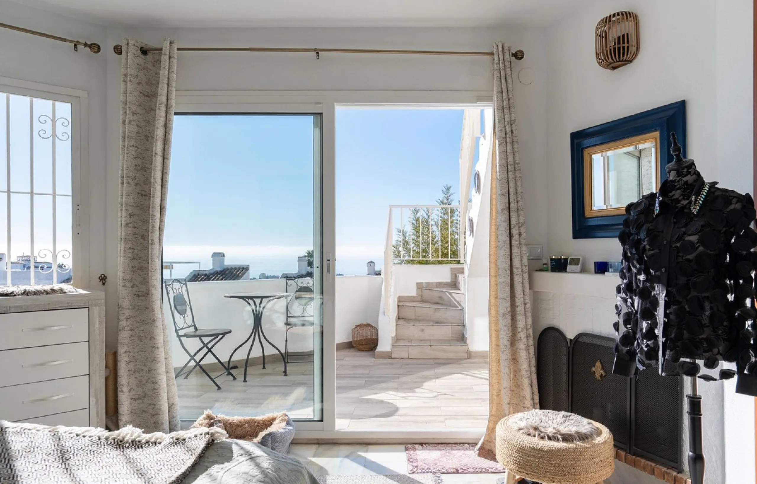 This semi-detached, recently refurbished townhouse boasts spectacular sea views and a fantastic location in Calahonda, close to all amenities and just 2.5 km from the beach.