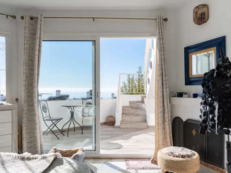 This semi-detached, recently refurbished townhouse boasts spectacular sea views and a fantastic location in Calahonda, close to all amenities and just 2.5 km from the beach.