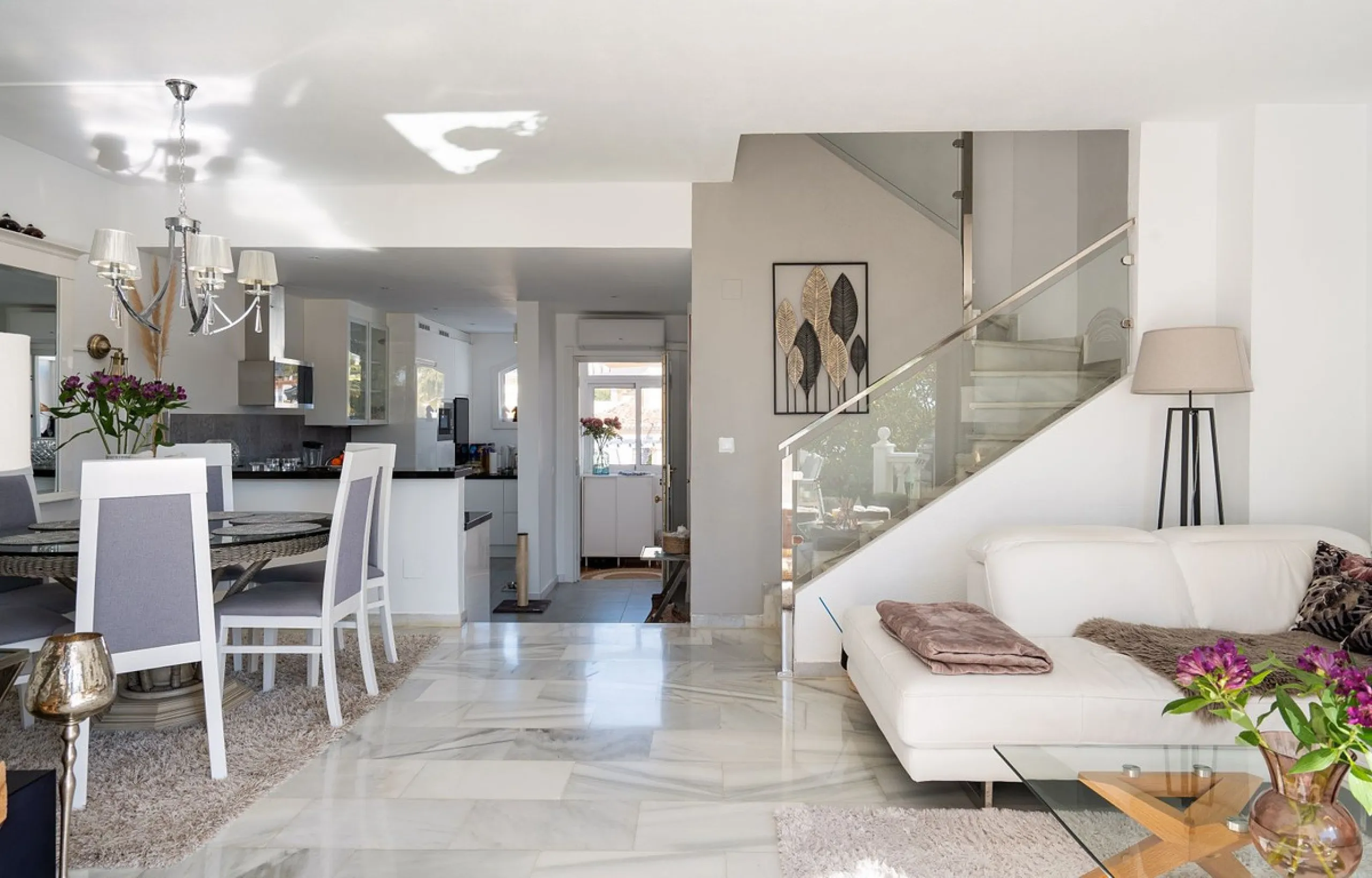 This semi-detached, recently refurbished townhouse boasts spectacular sea views and a fantastic location in Calahonda, close to all amenities and just 2.5 km from the beach.
