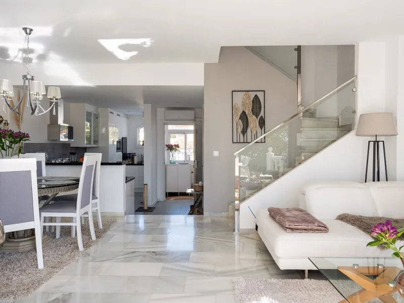 This semi-detached, recently refurbished townhouse boasts spectacular sea views and a fantastic location in Calahonda, close to all amenities and just 2.5 km from the beach.