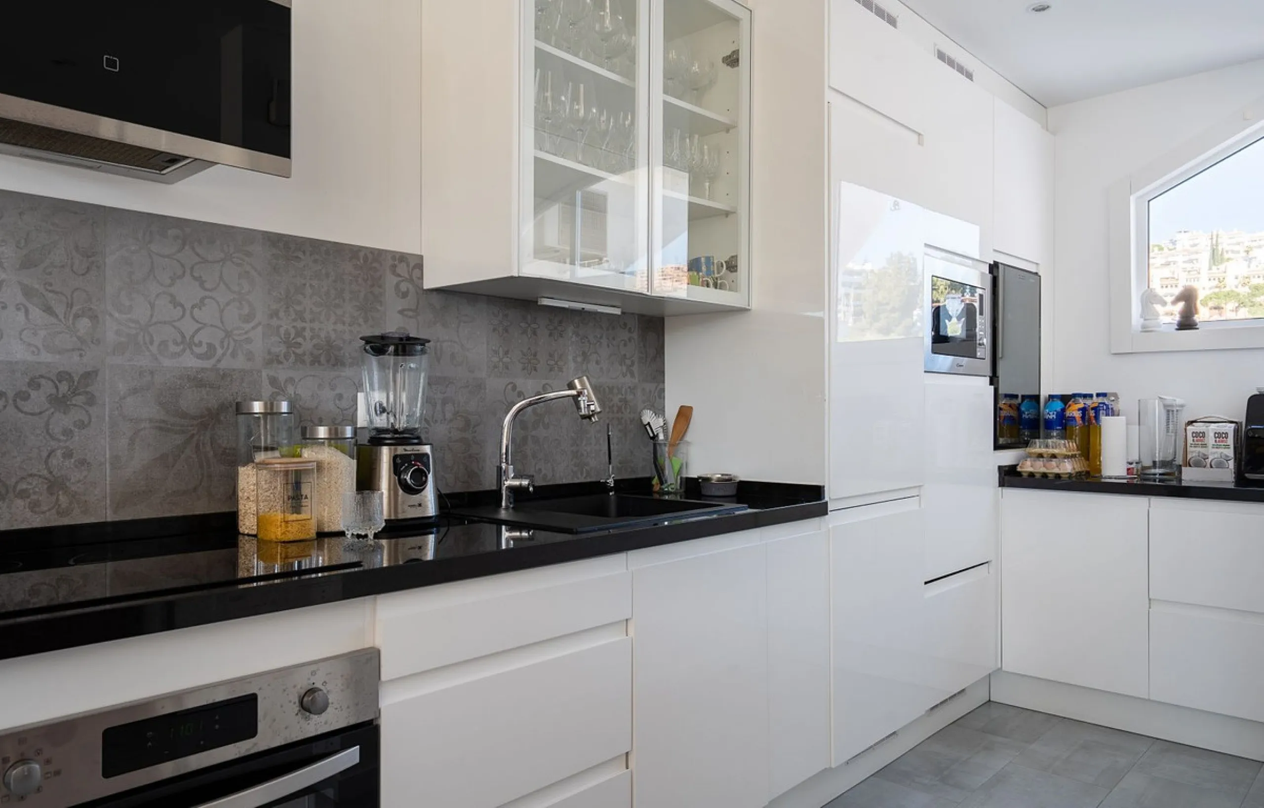 This semi-detached, recently refurbished townhouse boasts spectacular sea views and a fantastic location in Calahonda, close to all amenities and just 2.5 km from the beach.