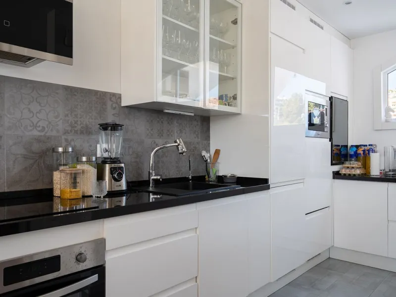 This semi-detached, recently refurbished townhouse boasts spectacular sea views and a fantastic location in Calahonda, close to all amenities and just 2.5 km from the beach.