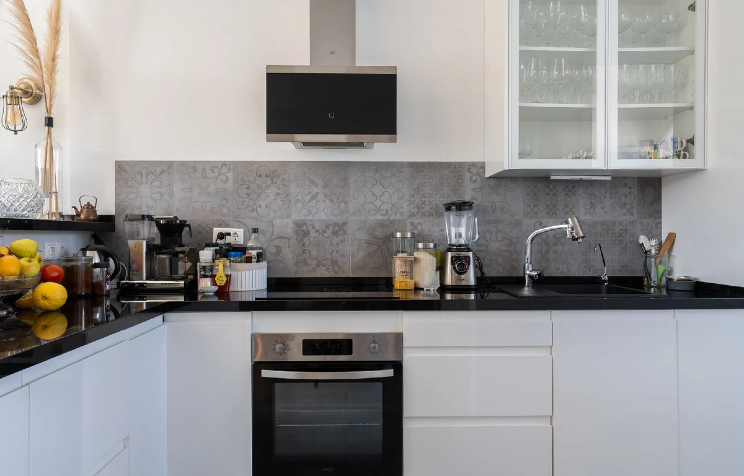 This semi-detached, recently refurbished townhouse boasts spectacular sea views and a fantastic location in Calahonda, close to all amenities and just 2.5 km from the beach.