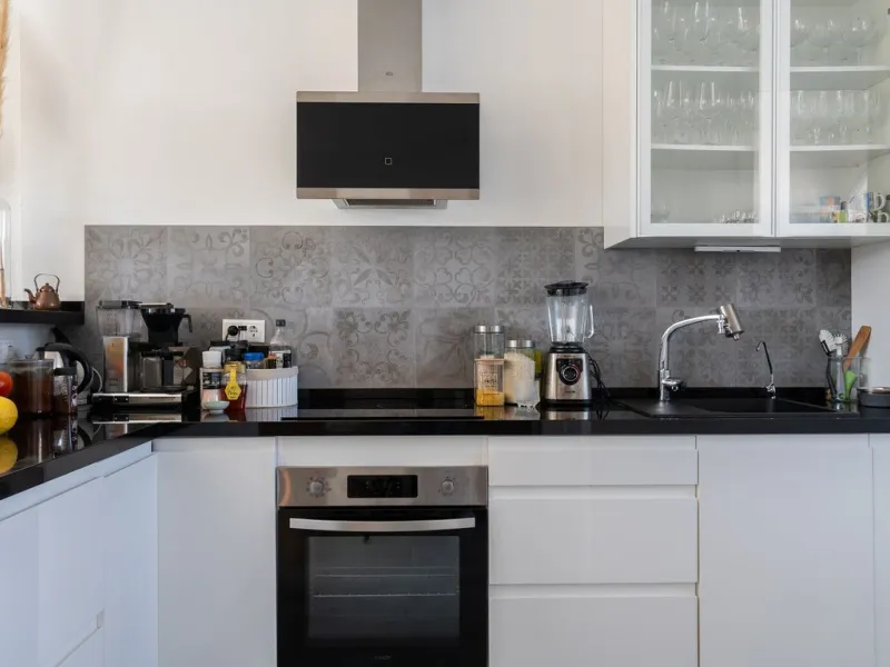 This semi-detached, recently refurbished townhouse boasts spectacular sea views and a fantastic location in Calahonda, close to all amenities and just 2.5 km from the beach.
