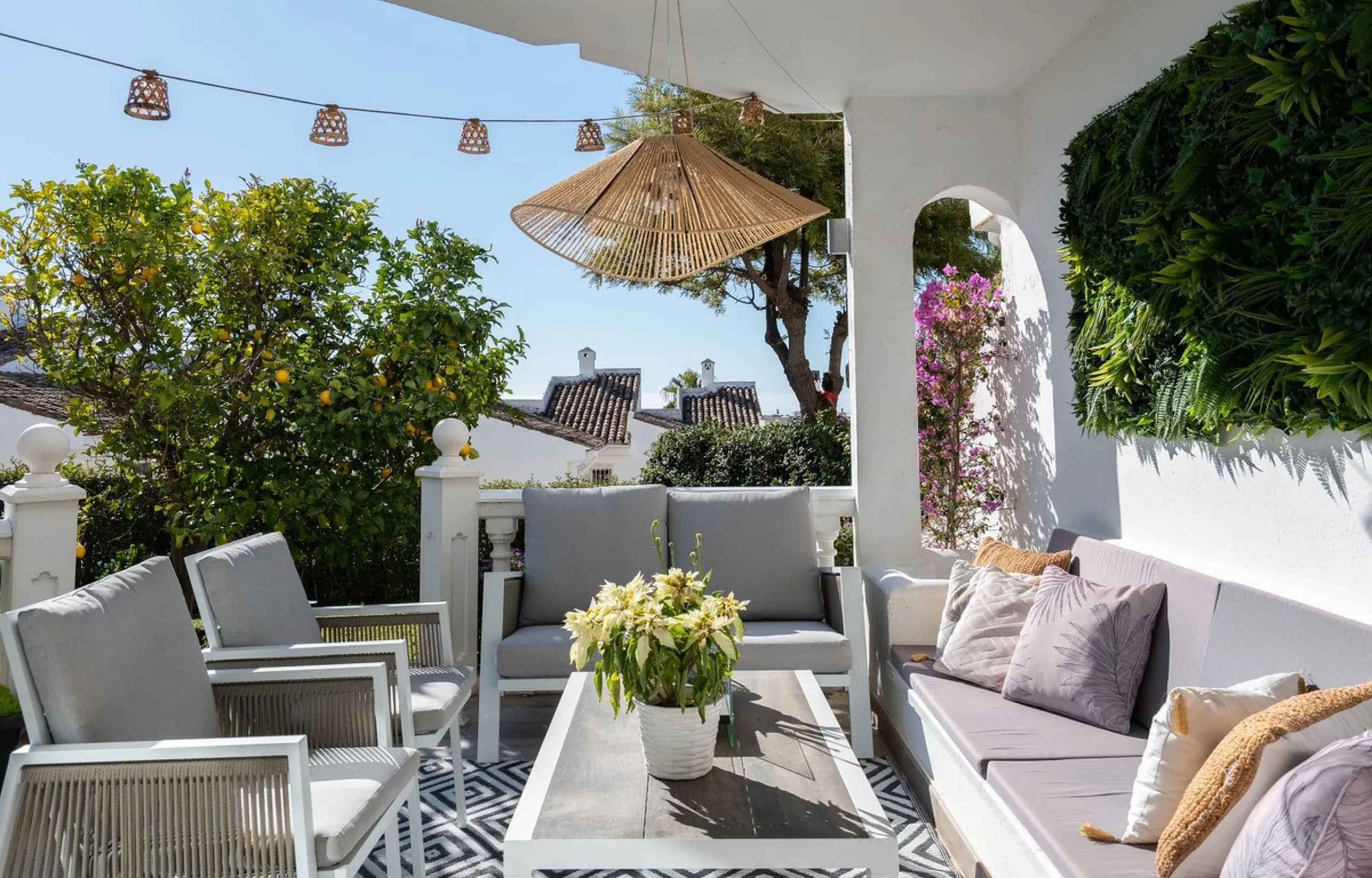 This semi-detached, recently refurbished townhouse boasts spectacular sea views and a fantastic location in Calahonda, close to all amenities and just 2.5 km from the beach.