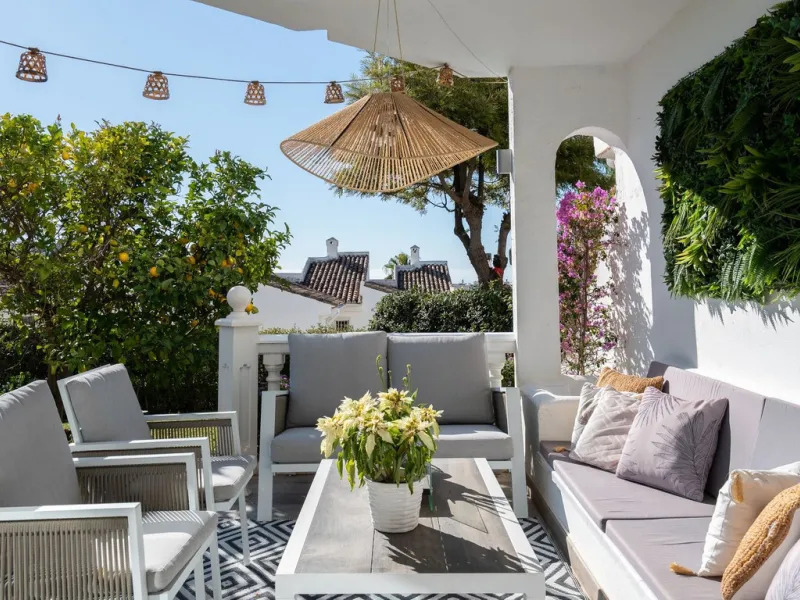 This semi-detached, recently refurbished townhouse boasts spectacular sea views and a fantastic location in Calahonda, close to all amenities and just 2.5 km from the beach.