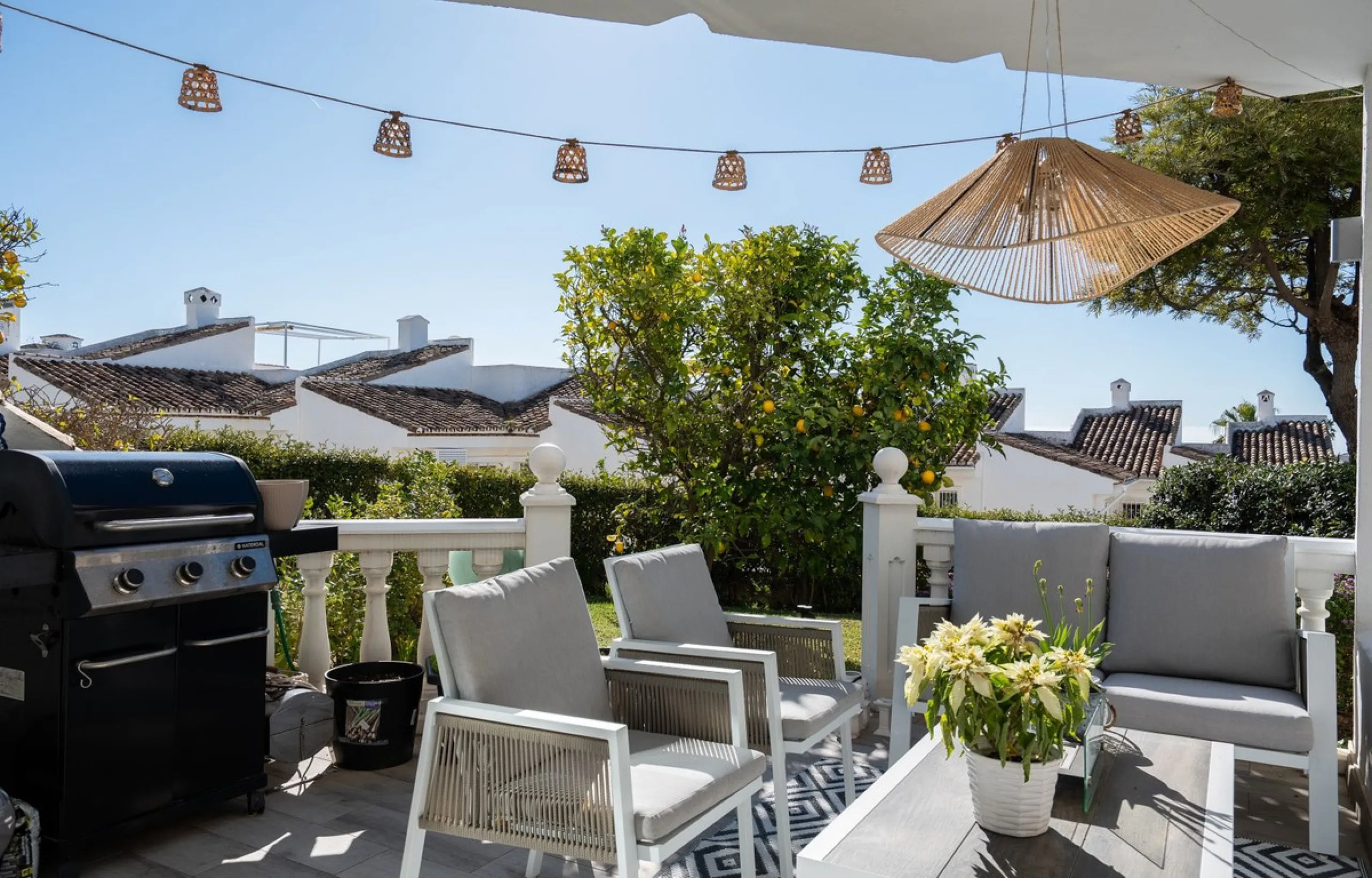 This semi-detached, recently refurbished townhouse boasts spectacular sea views and a fantastic location in Calahonda, close to all amenities and just 2.5 km from the beach.