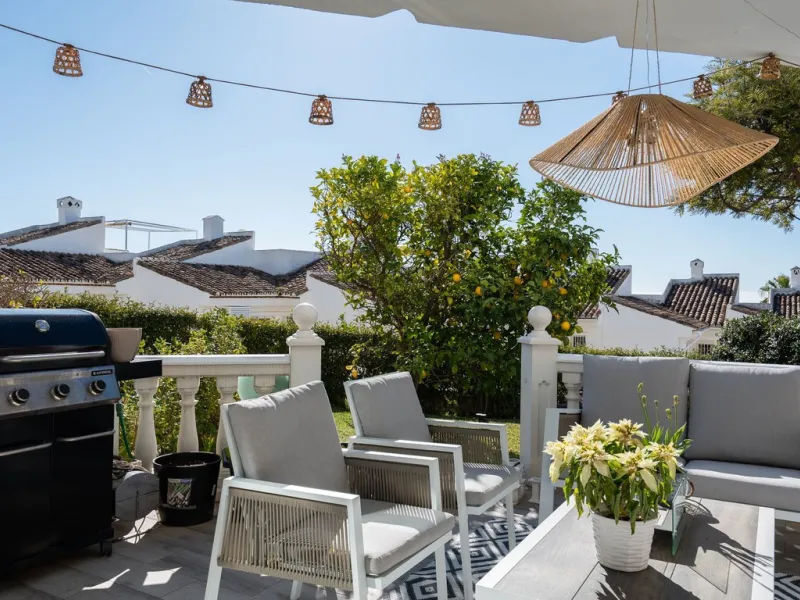This semi-detached, recently refurbished townhouse boasts spectacular sea views and a fantastic location in Calahonda, close to all amenities and just 2.5 km from the beach.