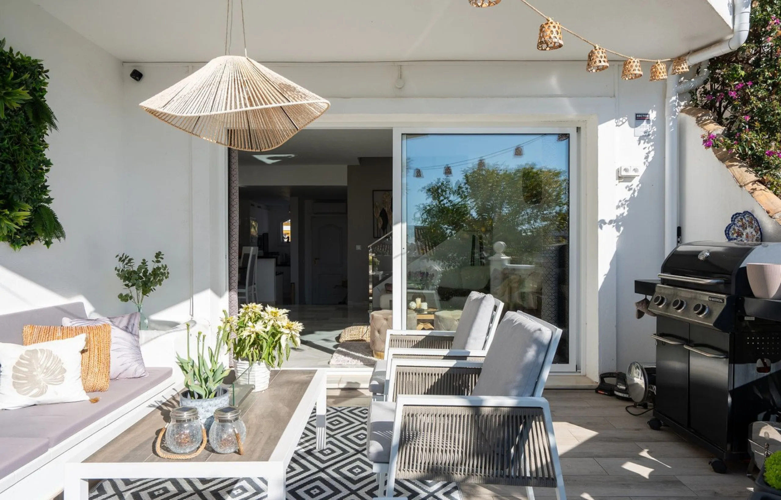 This semi-detached, recently refurbished townhouse boasts spectacular sea views and a fantastic location in Calahonda, close to all amenities and just 2.5 km from the beach.