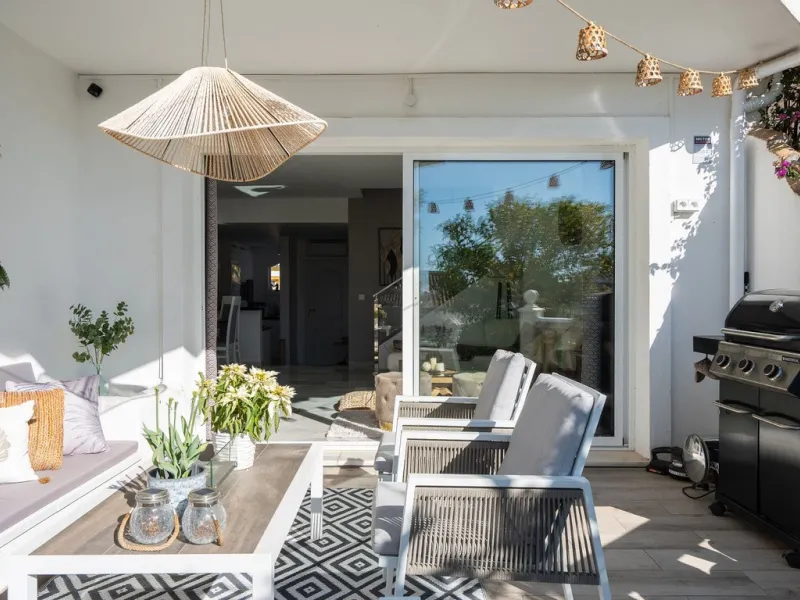 This semi-detached, recently refurbished townhouse boasts spectacular sea views and a fantastic location in Calahonda, close to all amenities and just 2.5 km from the beach.