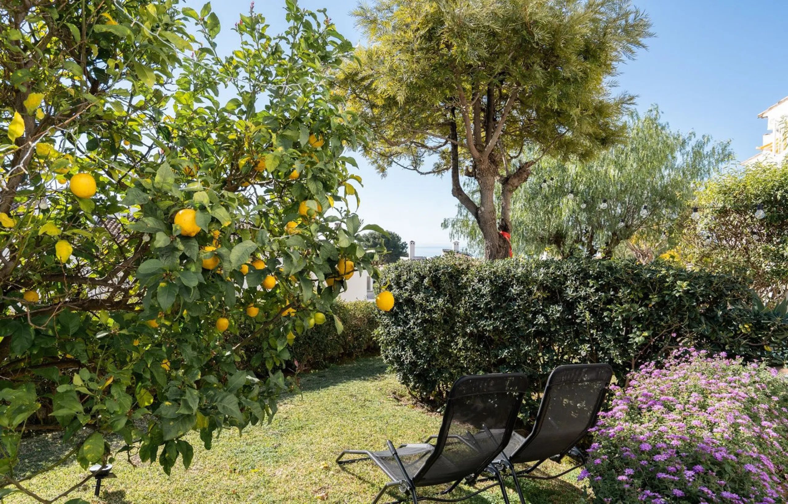 This semi-detached, recently refurbished townhouse boasts spectacular sea views and a fantastic location in Calahonda, close to all amenities and just 2.5 km from the beach.
