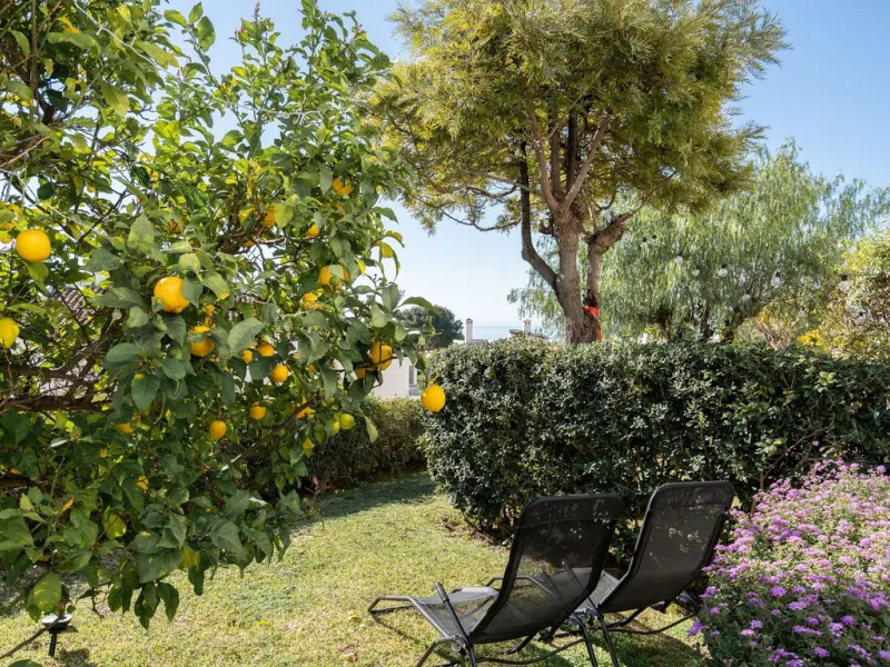 This semi-detached, recently refurbished townhouse boasts spectacular sea views and a fantastic location in Calahonda, close to all amenities and just 2.5 km from the beach.