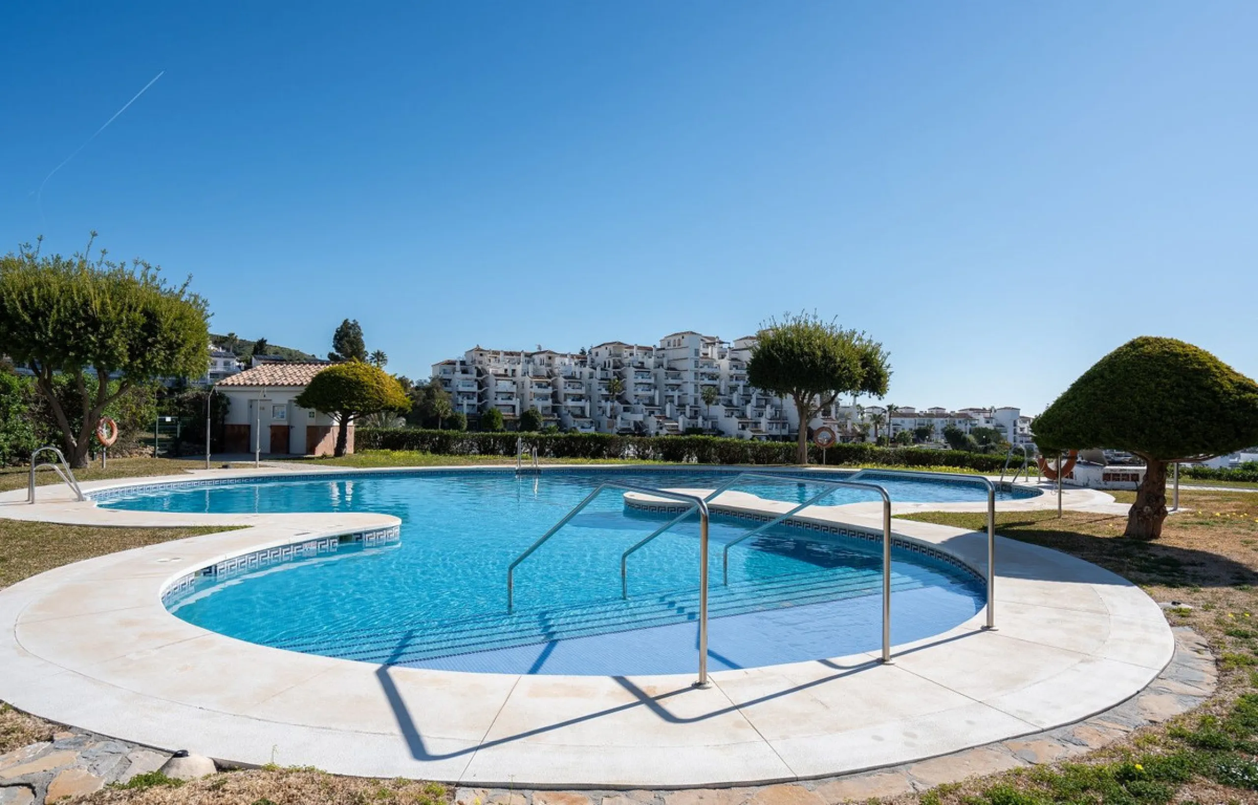 This semi-detached, recently refurbished townhouse boasts spectacular sea views and a fantastic location in Calahonda, close to all amenities and just 2.5 km from the beach.