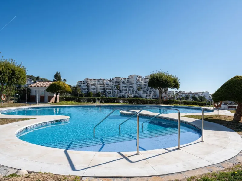This semi-detached, recently refurbished townhouse boasts spectacular sea views and a fantastic location in Calahonda, close to all amenities and just 2.5 km from the beach.