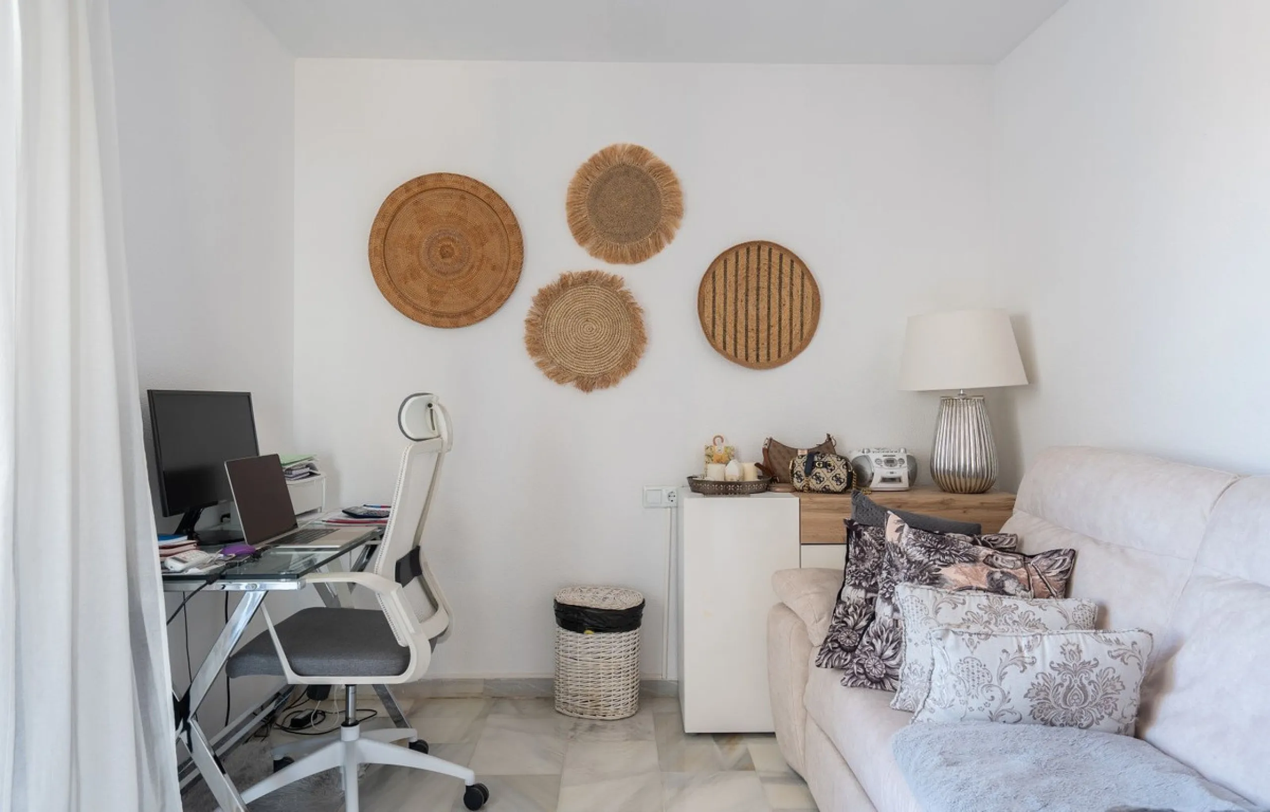 This semi-detached, recently refurbished townhouse boasts spectacular sea views and a fantastic location in Calahonda, close to all amenities and just 2.5 km from the beach.