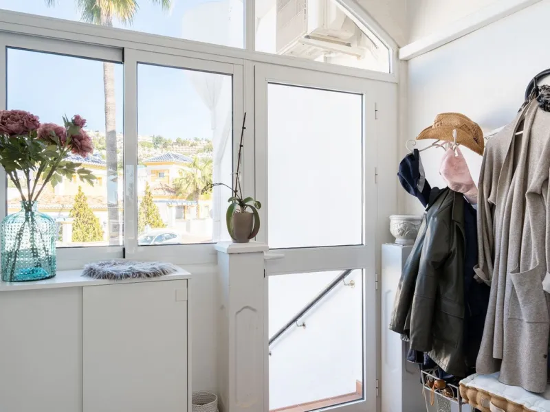 This semi-detached, recently refurbished townhouse boasts spectacular sea views and a fantastic location in Calahonda, close to all amenities and just 2.5 km from the beach.