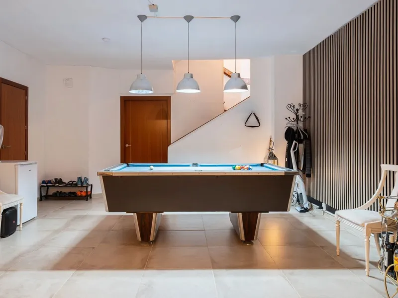 This semi-detached, recently refurbished townhouse boasts spectacular sea views and a fantastic location in Calahonda, close to all amenities and just 2.5 km from the beach.