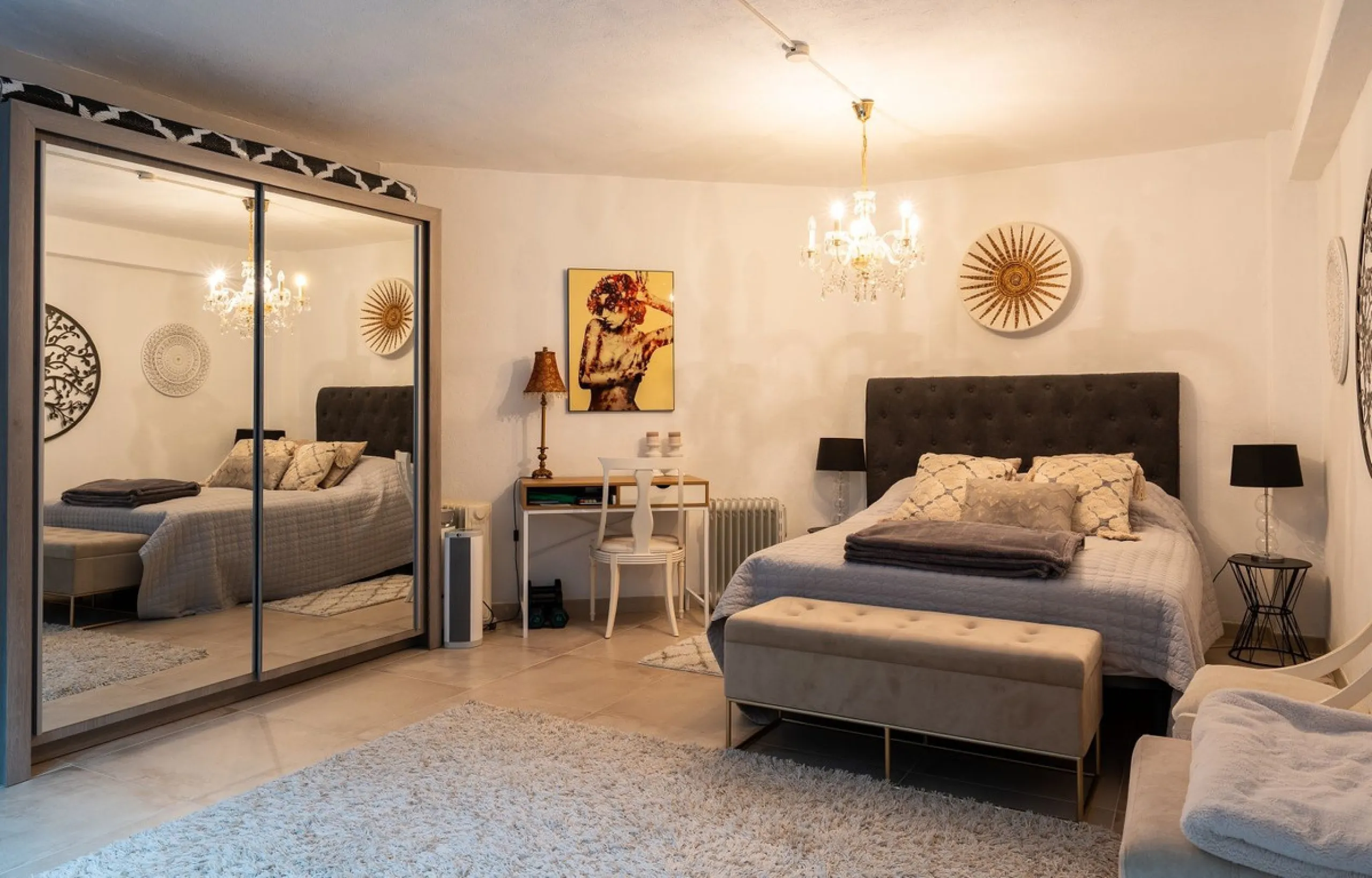 This semi-detached, recently refurbished townhouse boasts spectacular sea views and a fantastic location in Calahonda, close to all amenities and just 2.5 km from the beach.