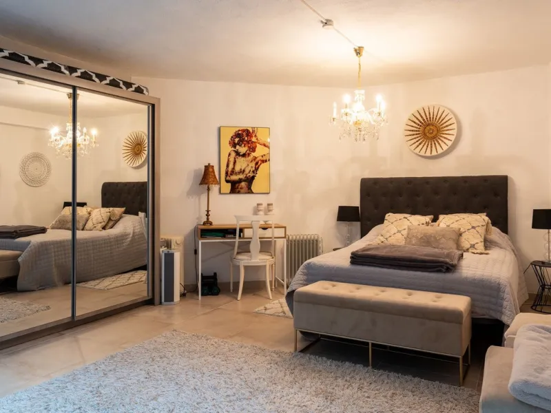This semi-detached, recently refurbished townhouse boasts spectacular sea views and a fantastic location in Calahonda, close to all amenities and just 2.5 km from the beach.