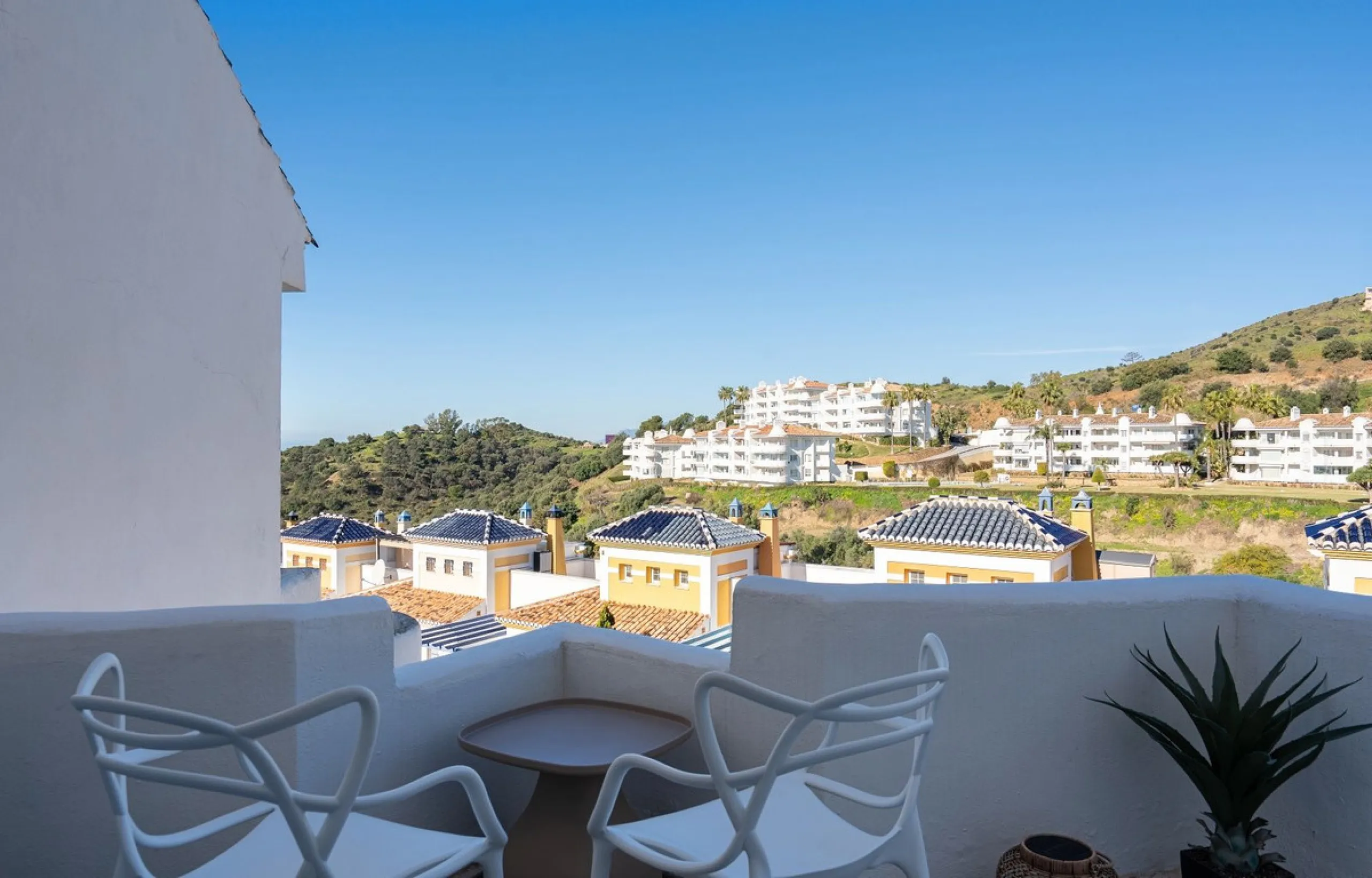 This semi-detached, recently refurbished townhouse boasts spectacular sea views and a fantastic location in Calahonda, close to all amenities and just 2.5 km from the beach.