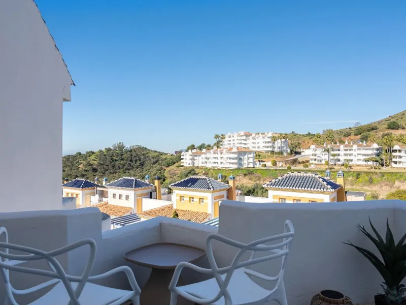 This semi-detached, recently refurbished townhouse boasts spectacular sea views and a fantastic location in Calahonda, close to all amenities and just 2.5 km from the beach.