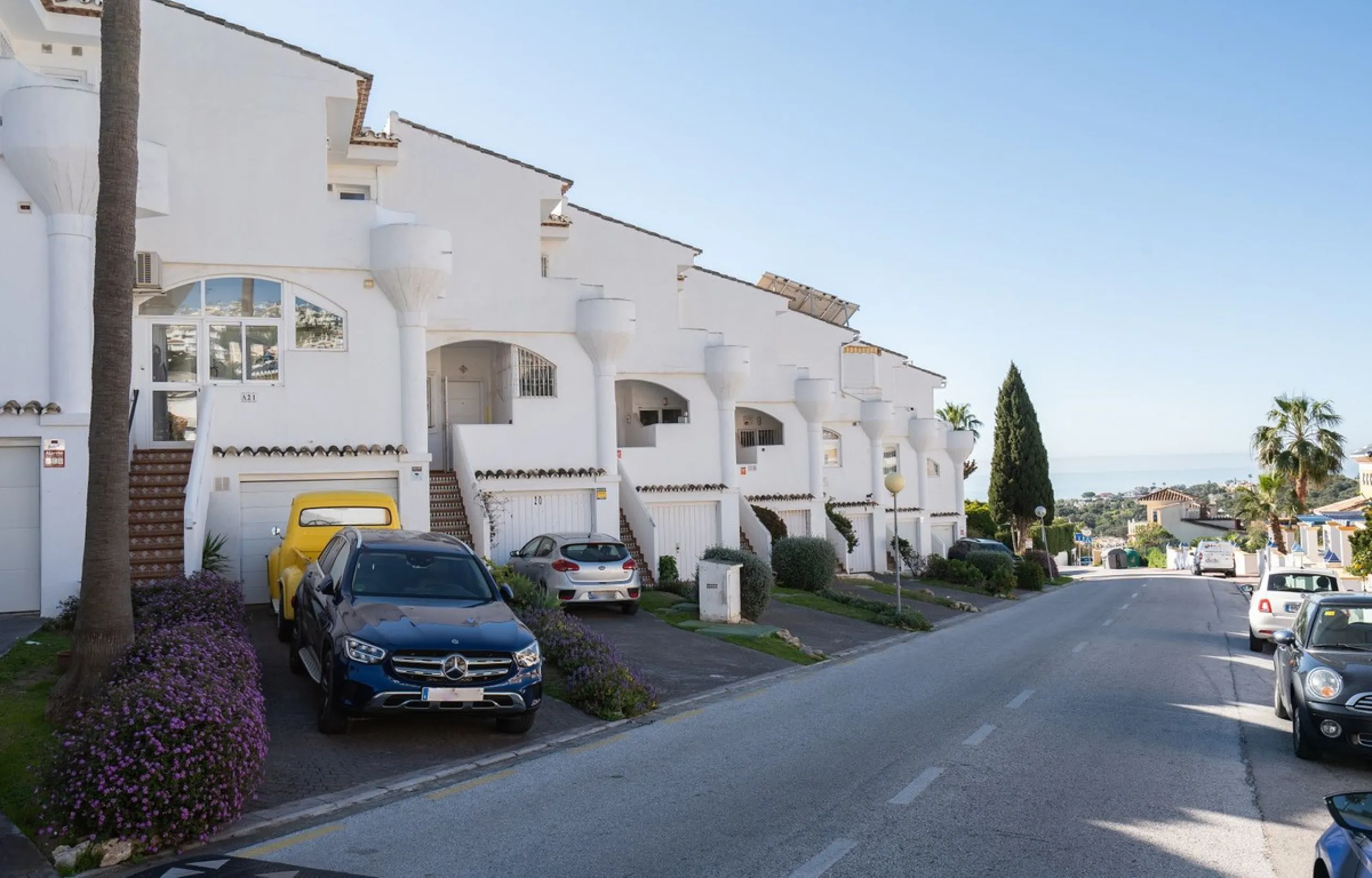 This semi-detached, recently refurbished townhouse boasts spectacular sea views and a fantastic location in Calahonda, close to all amenities and just 2.5 km from the beach.