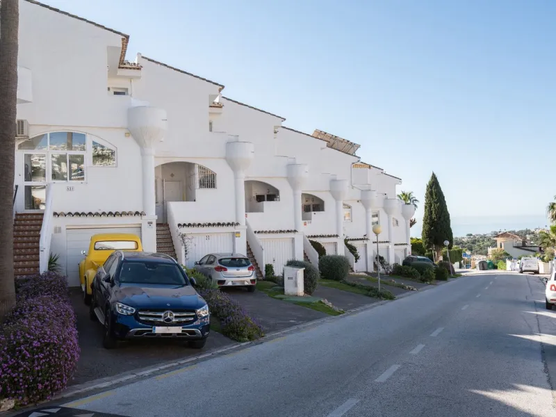 This semi-detached, recently refurbished townhouse boasts spectacular sea views and a fantastic location in Calahonda, close to all amenities and just 2.5 km from the beach.