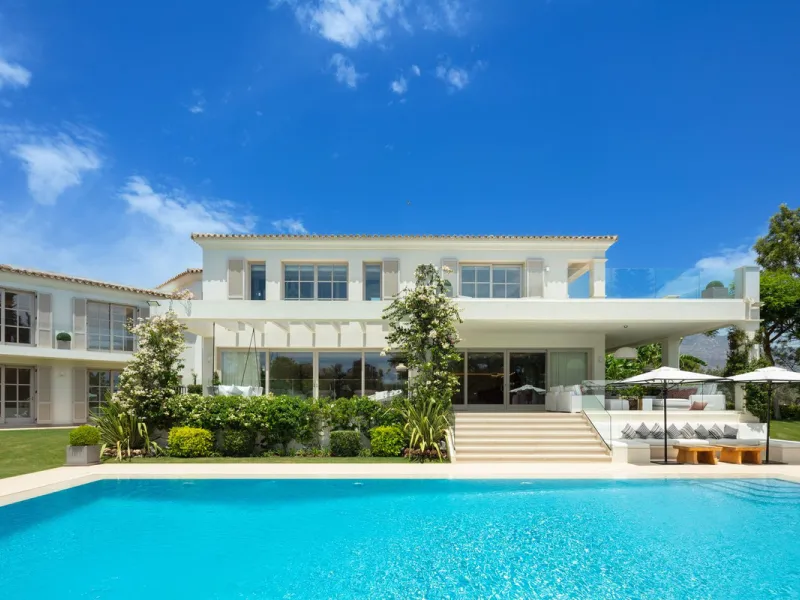 Aloha 40 is a private oasis nestled in the luxurious Aloha area of Marbella's Golf Valley. This magnificent mansion sits in a prestigious gated community and boasts an enviable front-line position overlooking Aloha Golf Course. Its timeless exterior and t