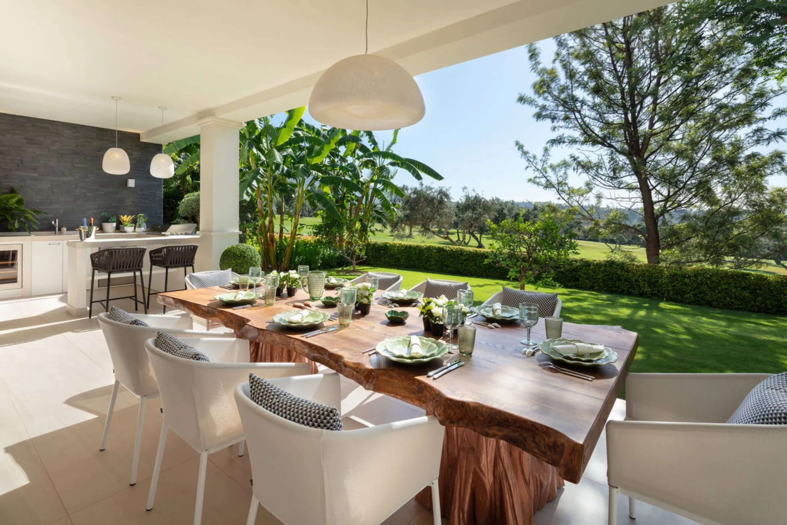 Aloha 40 is a private oasis nestled in the luxurious Aloha area of Marbella's Golf Valley. This magnificent mansion sits in a prestigious gated community and boasts an enviable front-line position overlooking Aloha Golf Course. Its timeless exterior and t