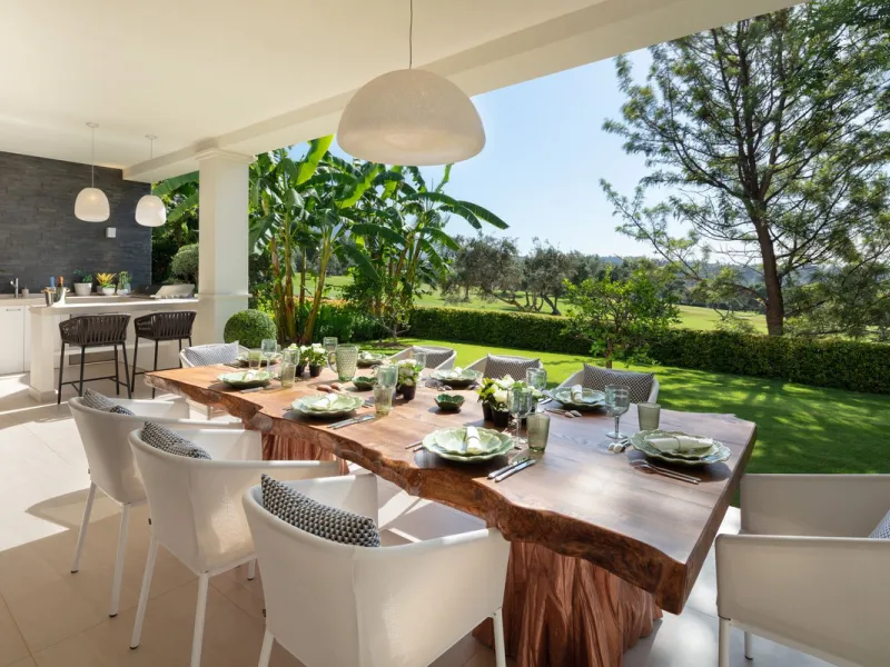 Aloha 40 is a private oasis nestled in the luxurious Aloha area of Marbella's Golf Valley. This magnificent mansion sits in a prestigious gated community and boasts an enviable front-line position overlooking Aloha Golf Course. Its timeless exterior and t