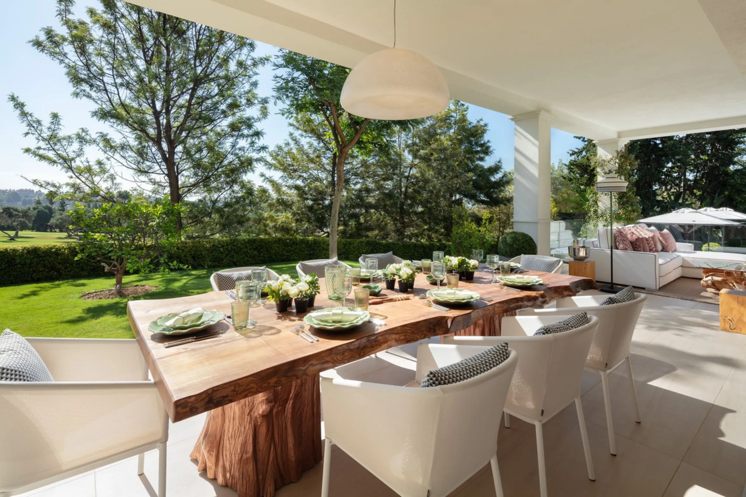Aloha 40 is a private oasis nestled in the luxurious Aloha area of Marbella's Golf Valley. This magnificent mansion sits in a prestigious gated community and boasts an enviable front-line position overlooking Aloha Golf Course. Its timeless exterior and t