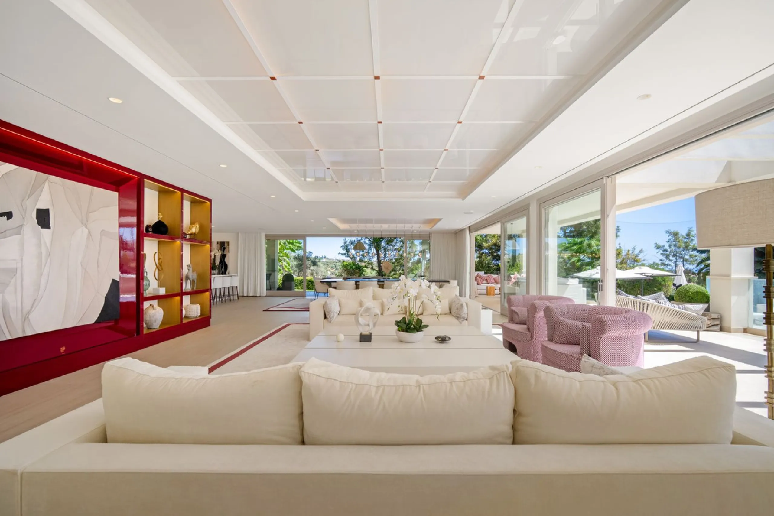 Aloha 40 is a private oasis nestled in the luxurious Aloha area of Marbella's Golf Valley. This magnificent mansion sits in a prestigious gated community and boasts an enviable front-line position overlooking Aloha Golf Course. Its timeless exterior and t