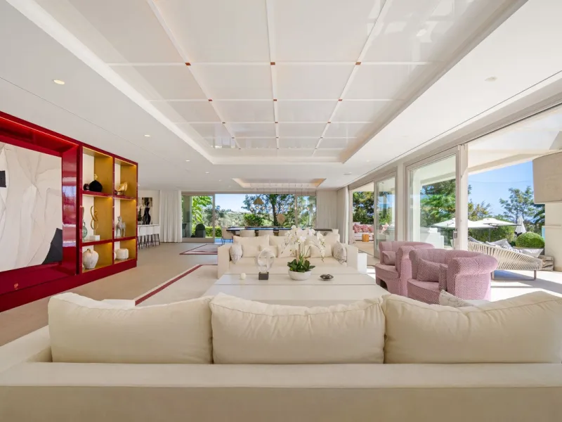 Aloha 40 is a private oasis nestled in the luxurious Aloha area of Marbella's Golf Valley. This magnificent mansion sits in a prestigious gated community and boasts an enviable front-line position overlooking Aloha Golf Course. Its timeless exterior and t