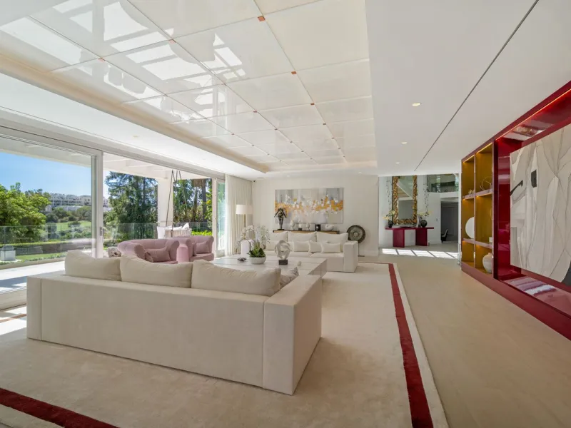 Aloha 40 is a private oasis nestled in the luxurious Aloha area of Marbella's Golf Valley. This magnificent mansion sits in a prestigious gated community and boasts an enviable front-line position overlooking Aloha Golf Course. Its timeless exterior and t