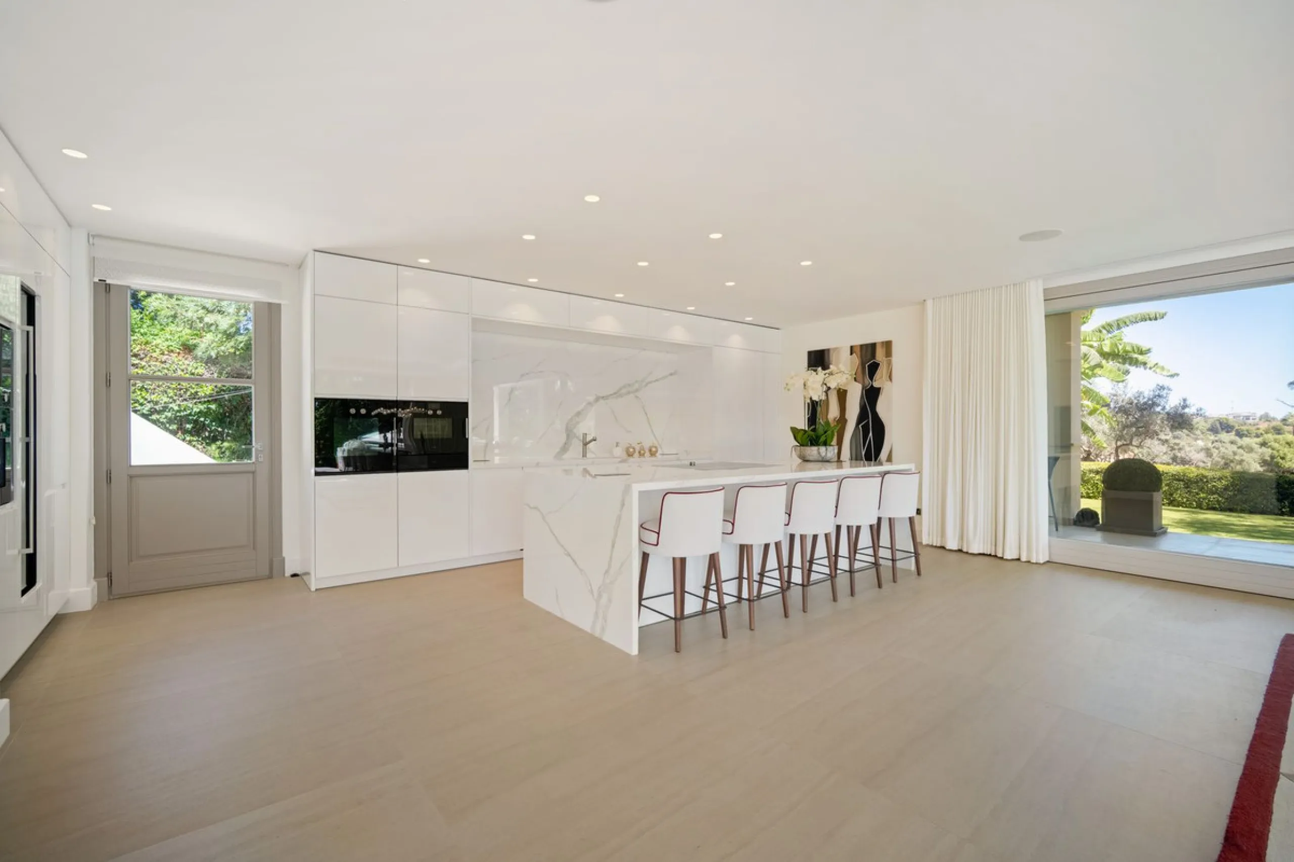 Aloha 40 is a private oasis nestled in the luxurious Aloha area of Marbella's Golf Valley. This magnificent mansion sits in a prestigious gated community and boasts an enviable front-line position overlooking Aloha Golf Course. Its timeless exterior and t