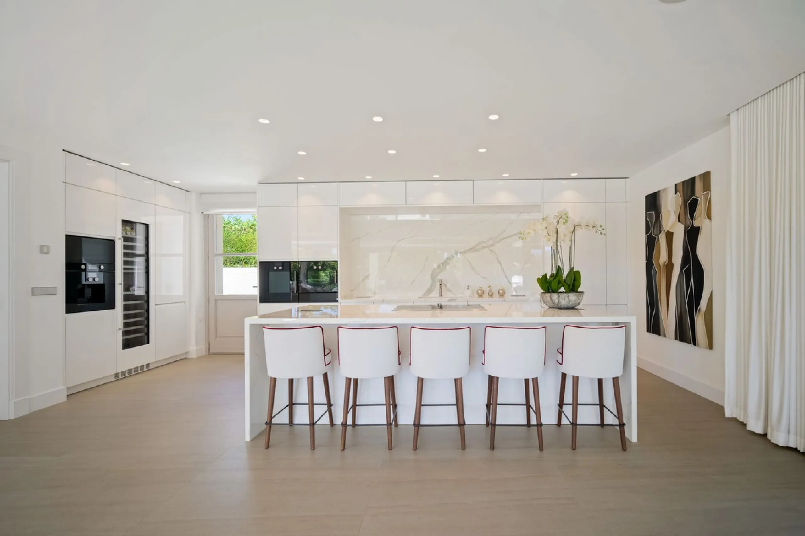Aloha 40 is a private oasis nestled in the luxurious Aloha area of Marbella's Golf Valley. This magnificent mansion sits in a prestigious gated community and boasts an enviable front-line position overlooking Aloha Golf Course. Its timeless exterior and t
