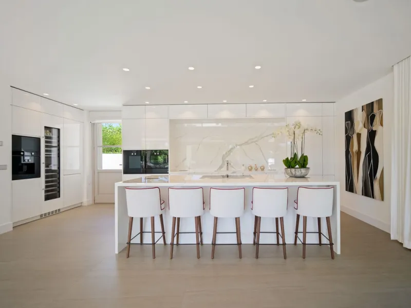 Aloha 40 is a private oasis nestled in the luxurious Aloha area of Marbella's Golf Valley. This magnificent mansion sits in a prestigious gated community and boasts an enviable front-line position overlooking Aloha Golf Course. Its timeless exterior and t