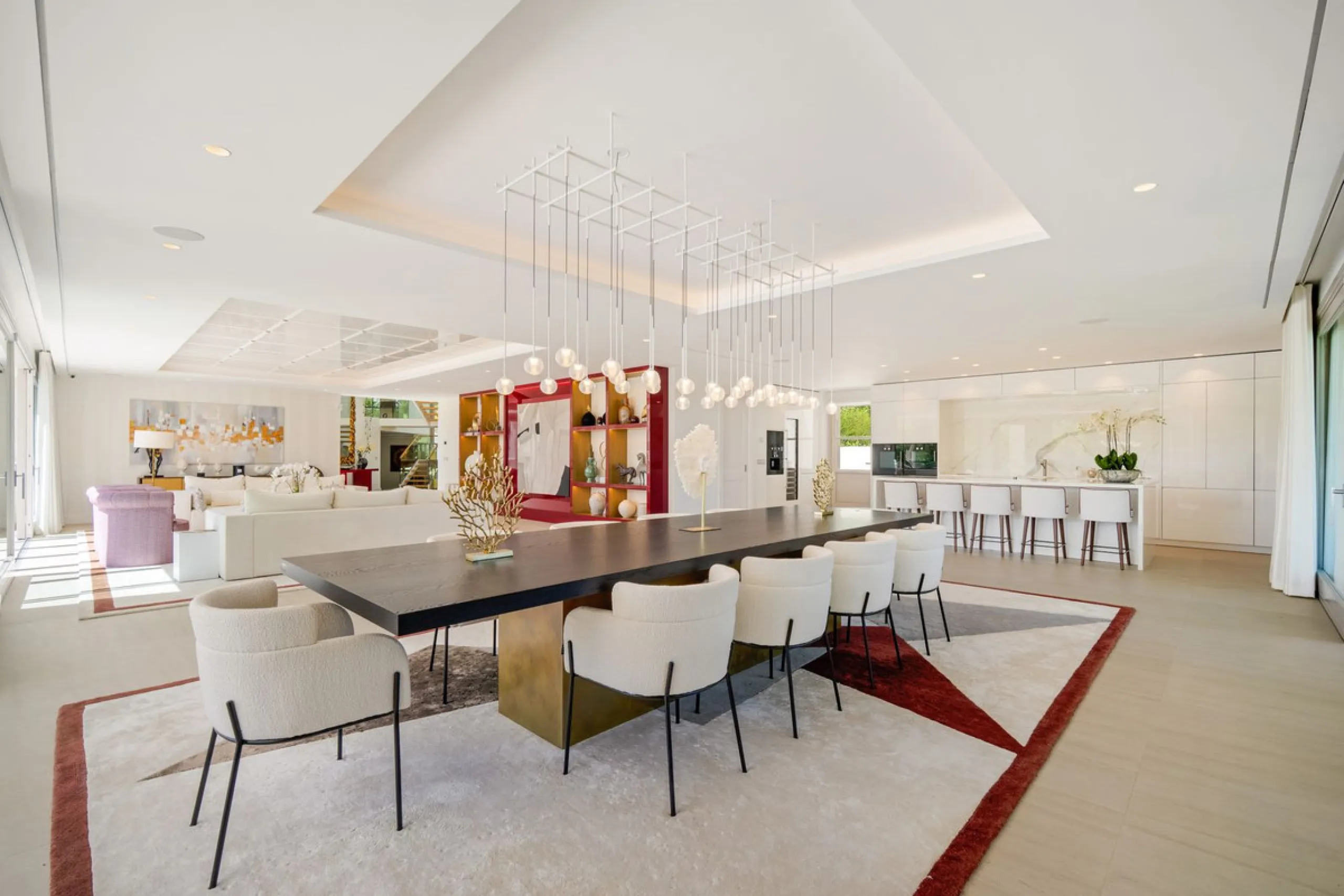 Aloha 40 is a private oasis nestled in the luxurious Aloha area of Marbella's Golf Valley. This magnificent mansion sits in a prestigious gated community and boasts an enviable front-line position overlooking Aloha Golf Course. Its timeless exterior and t