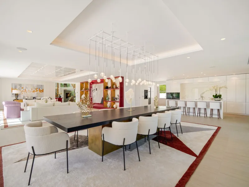 Aloha 40 is a private oasis nestled in the luxurious Aloha area of Marbella's Golf Valley. This magnificent mansion sits in a prestigious gated community and boasts an enviable front-line position overlooking Aloha Golf Course. Its timeless exterior and t