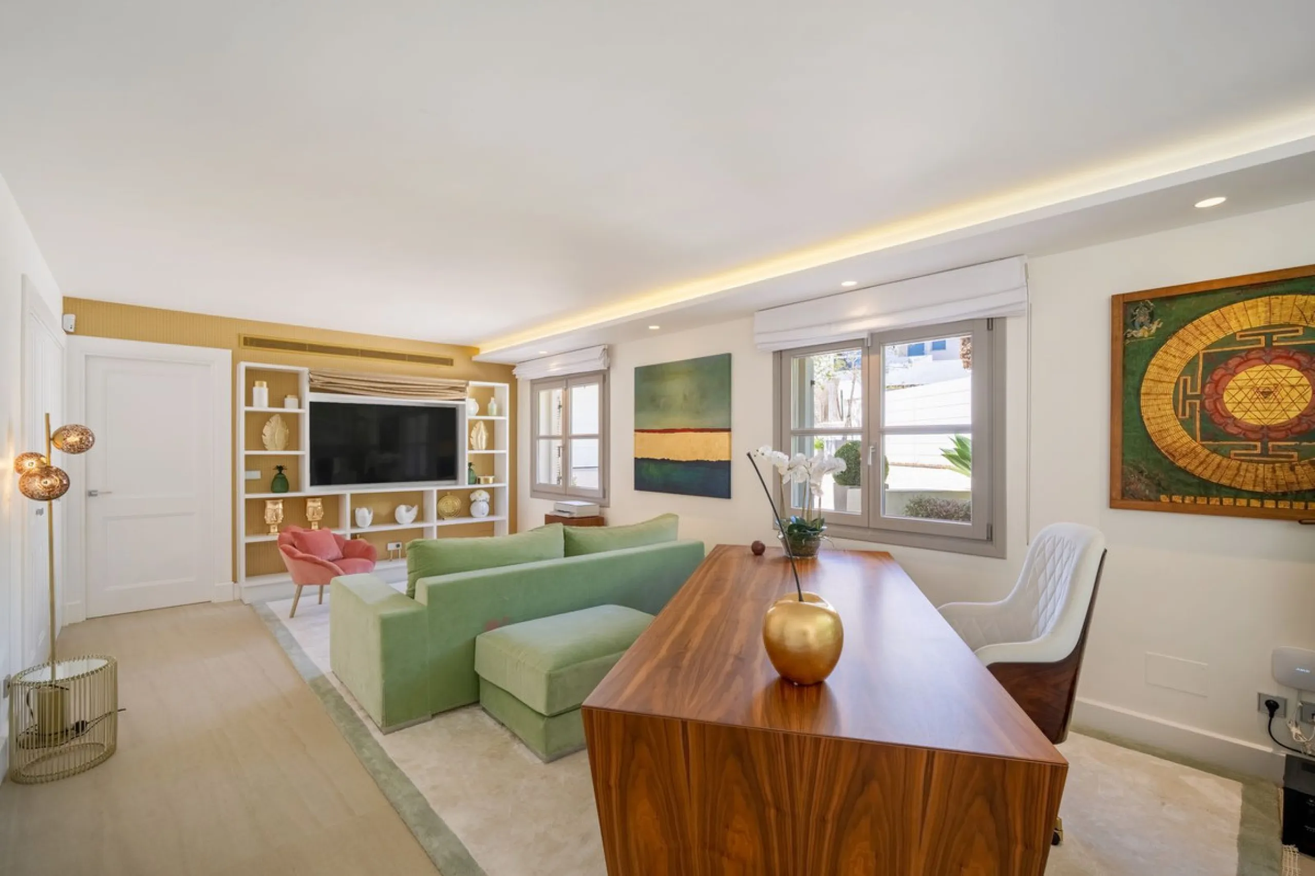 Aloha 40 is a private oasis nestled in the luxurious Aloha area of Marbella's Golf Valley. This magnificent mansion sits in a prestigious gated community and boasts an enviable front-line position overlooking Aloha Golf Course. Its timeless exterior and t