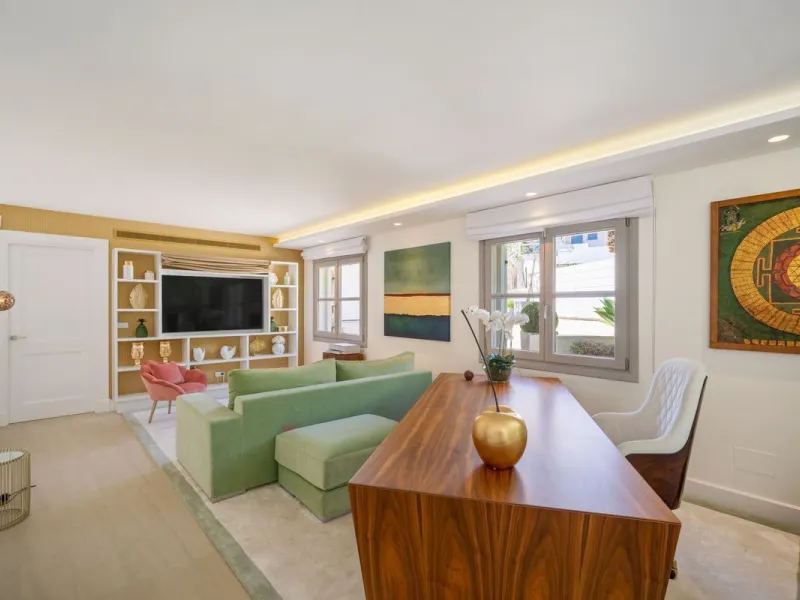 Aloha 40 is a private oasis nestled in the luxurious Aloha area of Marbella's Golf Valley. This magnificent mansion sits in a prestigious gated community and boasts an enviable front-line position overlooking Aloha Golf Course. Its timeless exterior and t