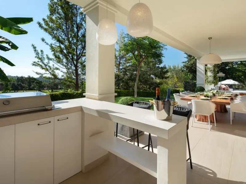 Aloha 40 is a private oasis nestled in the luxurious Aloha area of Marbella's Golf Valley. This magnificent mansion sits in a prestigious gated community and boasts an enviable front-line position overlooking Aloha Golf Course. Its timeless exterior and t