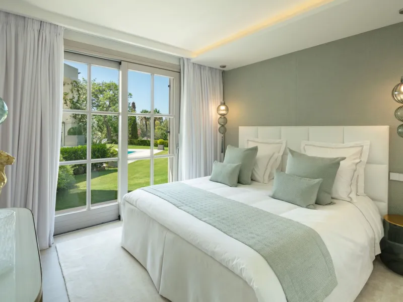 Aloha 40 is a private oasis nestled in the luxurious Aloha area of Marbella's Golf Valley. This magnificent mansion sits in a prestigious gated community and boasts an enviable front-line position overlooking Aloha Golf Course. Its timeless exterior and t