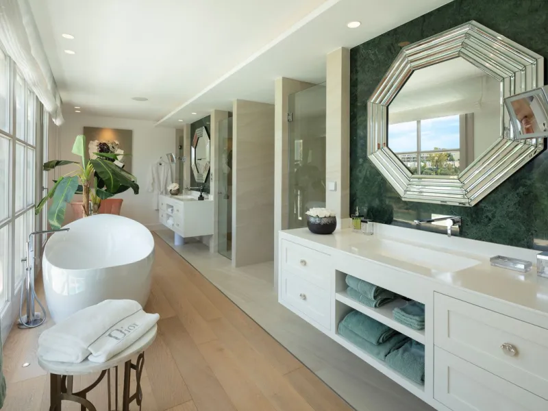 Aloha 40 is a private oasis nestled in the luxurious Aloha area of Marbella's Golf Valley. This magnificent mansion sits in a prestigious gated community and boasts an enviable front-line position overlooking Aloha Golf Course. Its timeless exterior and t