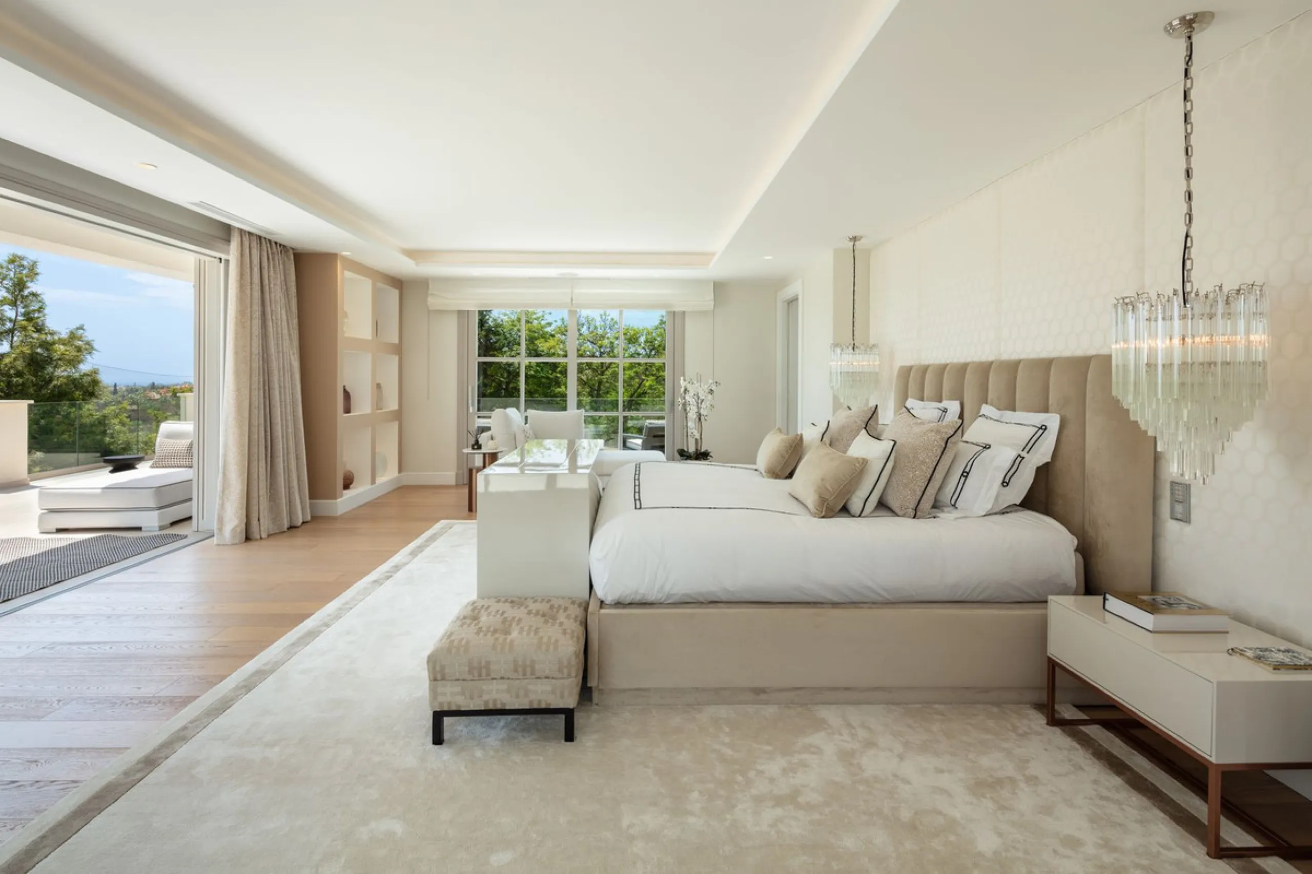 Aloha 40 is a private oasis nestled in the luxurious Aloha area of Marbella's Golf Valley. This magnificent mansion sits in a prestigious gated community and boasts an enviable front-line position overlooking Aloha Golf Course. Its timeless exterior and t