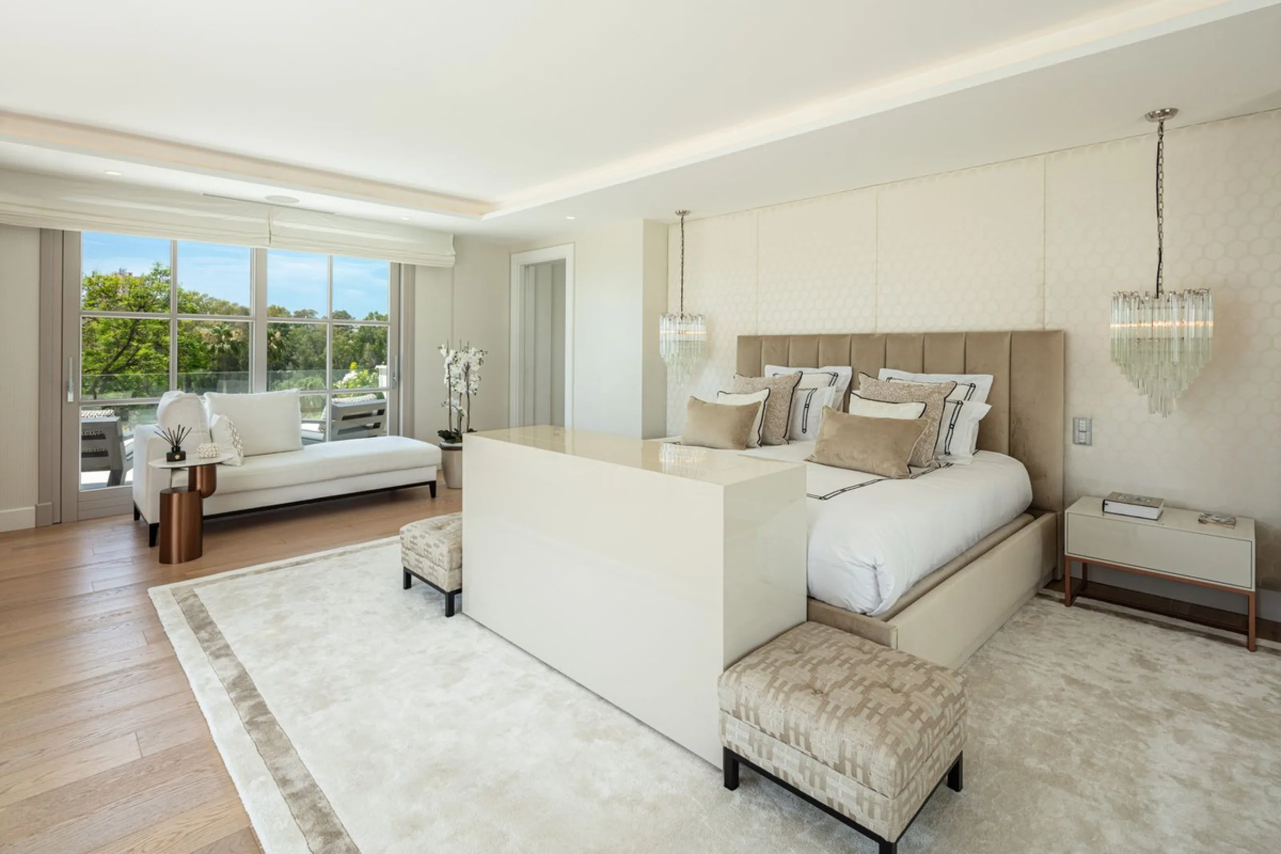 Aloha 40 is a private oasis nestled in the luxurious Aloha area of Marbella's Golf Valley. This magnificent mansion sits in a prestigious gated community and boasts an enviable front-line position overlooking Aloha Golf Course. Its timeless exterior and t