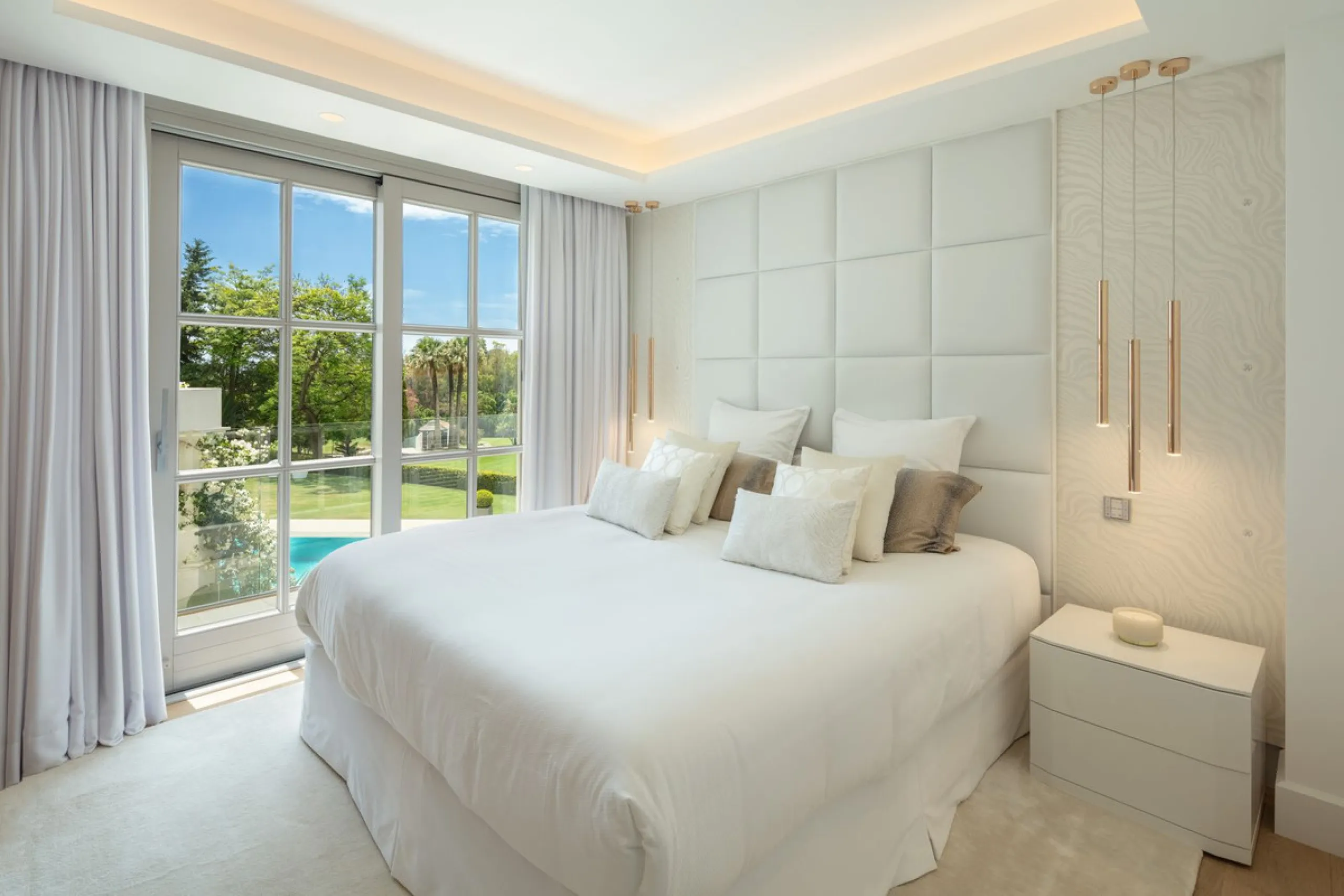 Aloha 40 is a private oasis nestled in the luxurious Aloha area of Marbella's Golf Valley. This magnificent mansion sits in a prestigious gated community and boasts an enviable front-line position overlooking Aloha Golf Course. Its timeless exterior and t