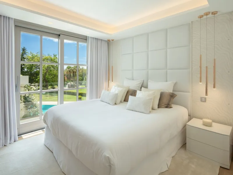 Aloha 40 is a private oasis nestled in the luxurious Aloha area of Marbella's Golf Valley. This magnificent mansion sits in a prestigious gated community and boasts an enviable front-line position overlooking Aloha Golf Course. Its timeless exterior and t