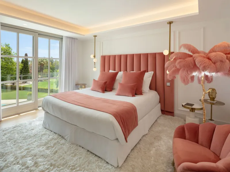 Aloha 40 is a private oasis nestled in the luxurious Aloha area of Marbella's Golf Valley. This magnificent mansion sits in a prestigious gated community and boasts an enviable front-line position overlooking Aloha Golf Course. Its timeless exterior and t