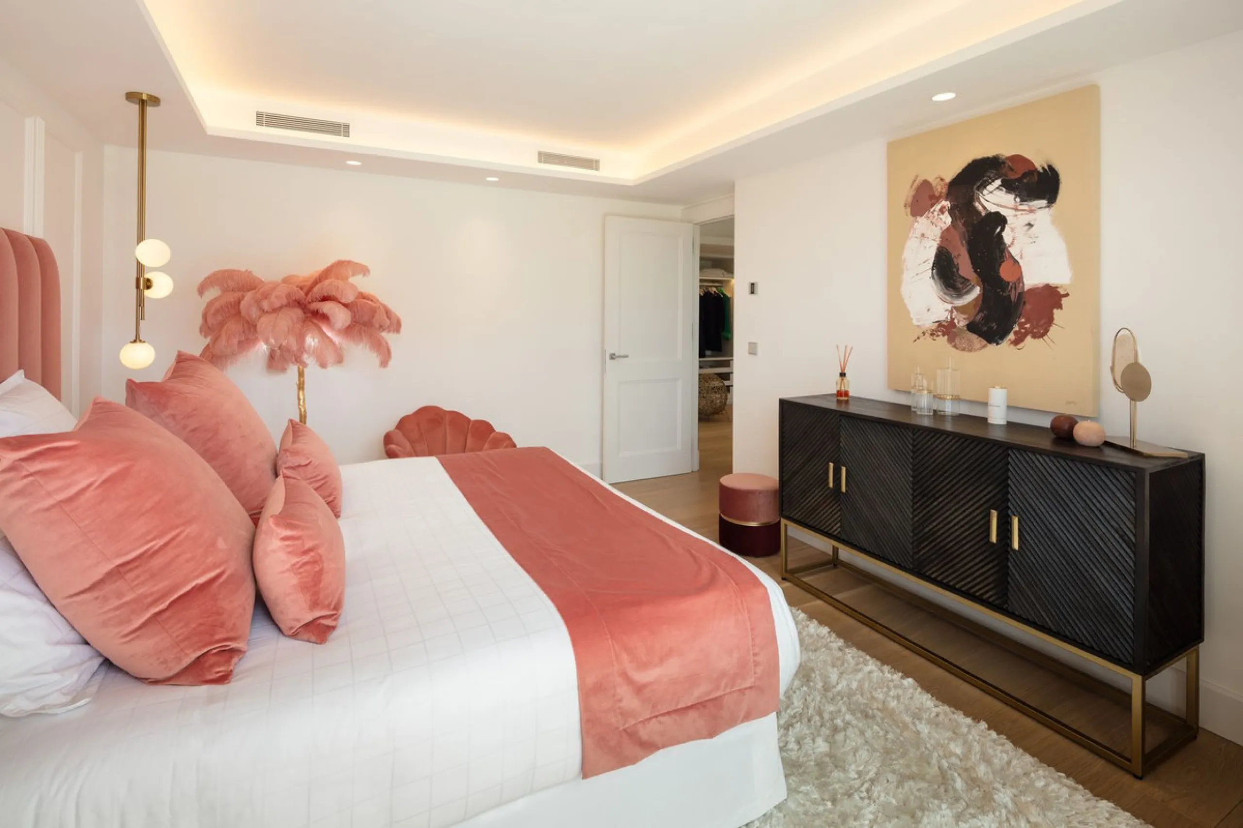 Aloha 40 is a private oasis nestled in the luxurious Aloha area of Marbella's Golf Valley. This magnificent mansion sits in a prestigious gated community and boasts an enviable front-line position overlooking Aloha Golf Course. Its timeless exterior and t